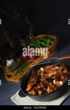 Herzhafte Schweinerippchen mit Knoblauch und Grillsoße Stockfoto