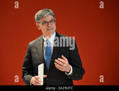 Jerusalem, Israel. 14. Januar 2025. U. Jack Lew, Botschafter in Israel, hält Abschiedsbemerkungen während der Eröffnung der Verlängerung der Kaduri-Botschaft am 14. Januar 2025 in Jerusalem, Israel. Foto: David Azagury/US State Department/Alamy Live News Stockfoto