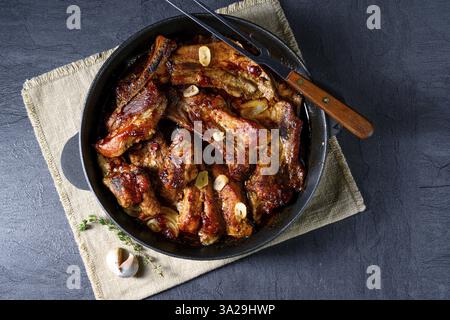 Herzhafte Schweinerippchen mit Knoblauch und Grillsoße Stockfoto