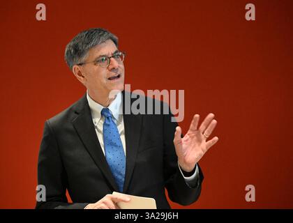 Jerusalem, Israel. 14. Januar 2025. U. Jack Lew, Botschafter in Israel, hält Abschiedsbemerkungen während der Eröffnung der Verlängerung der Kaduri-Botschaft am 14. Januar 2025 in Jerusalem, Israel. Foto: David Azagury/US State Department/Alamy Live News Stockfoto