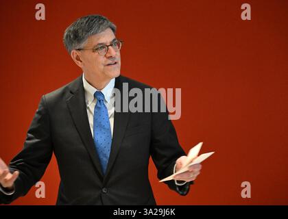 Jerusalem, Israel. 14. Januar 2025. U. Jack Lew, Botschafter in Israel, hält Abschiedsbemerkungen während der Eröffnung der Verlängerung der Kaduri-Botschaft am 14. Januar 2025 in Jerusalem, Israel. Foto: David Azagury/US State Department/Alamy Live News Stockfoto