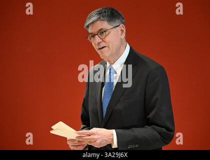 Jerusalem, Israel. 14. Januar 2025. U. Jack Lew, Botschafter in Israel, hält Abschiedsbemerkungen während der Eröffnung der Verlängerung der Kaduri-Botschaft am 14. Januar 2025 in Jerusalem, Israel. Foto: David Azagury/US State Department/Alamy Live News Stockfoto