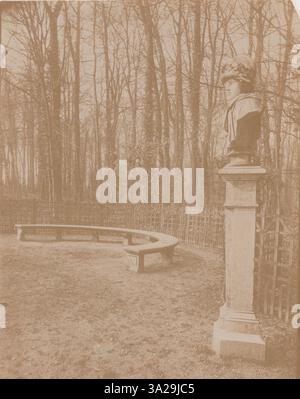 Dieses Bild der Gärten von Versailles spiegelt das komplexe Layout und das symmetrische Design wider, das das königliche Anwesen auszeichnet. Atget hebt die architektonischen Elemente hervor, die zur Pracht des Raumes beitragen. Stockfoto