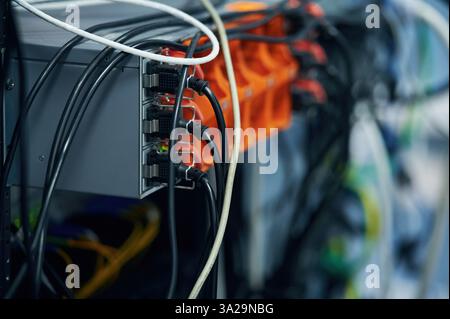Nahaufnahme der Hardware und Drähte im Serverraum. Stockfoto