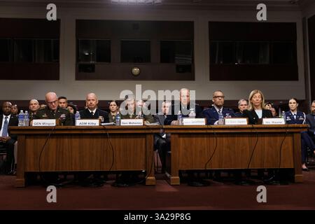 (Von links nach rechts) General James J. Mingus, stellvertretender Stabschef der Armee, Admiral James W. Kilby, stellvertretender Stabschef der Marineeinsätze, General Christopher J. Mahoney, stellvertretender Kommandant des Marinekorps, General Michael A. Guetlein, stellvertretender Stabschef der Raumfahrteinsätze, Lieutenant General Adrian L. Spanien, stellvertretender Stabschef der Luftwaffe, und Frau Diana C. Maurer, Direktorin der Abteilung Verteidigungsfähigkeiten und Management im Amt für Rechenschaftspflicht der Regierung, Zeuge vor dem Senatsausschuss für Armed Services während einer Anhörung zur Verteidigungsbereitschaft in Washington DC am Mittwoch, den 12. März 20 Stockfoto