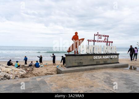 Bali, Indonesien - 4. Januar 2025: Menschen, die Strandmüll am Kuta Beach in Bali, Indonesien reinigen. Stockfoto