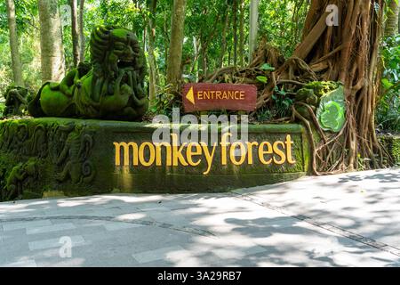 Ubud, Bali, Indonesien - 7. Januar 2025: Affenwald-Schild in Ubud, Bali, Indonesien. Stockfoto