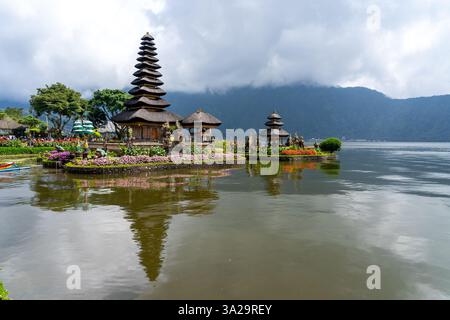Ulun Danu Tempel in Bali, Indonesien. Der Ulun Danu Tempel (Pura Ulun Danu Beratan oder Pura Bratan) ist ein bedeutender Hindus-Shaivite-Tempel Stockfoto