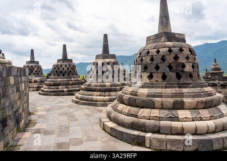 Pagoden im Borobudur-Tempel, UNESCO-Weltkulturerbe in Java, Indonesien. Der Borobudur-Tempel ist der größte buddhistische Tempel der Welt. Stockfoto