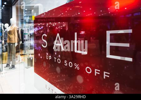 Großes rotes Verkaufsschild an einem Schaufenster für Rabatte von bis zu 50 Prozent Stockfoto