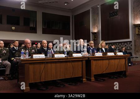 (Von links nach rechts) General James J. Mingus, stellvertretender Stabschef der Armee, Admiral James W. Kilby, stellvertretender Stabschef der Marineeinsätze, General Christopher J. Mahoney, stellvertretender Kommandant des Marinekorps, General Michael A. Guetlein, stellvertretender Stabschef der Raumfahrteinsätze, Lieutenant General Adrian L. Spanien, stellvertretender Stabschef der Luftwaffe, und Frau Diana C. Maurer, Direktorin der Abteilung Verteidigungsfähigkeiten und Management im Amt für Rechenschaftspflicht der Regierung, Zeugen Sie vor dem Senatsausschuss für Armed Services während einer Anhörung zur Verteidigungsbereitschaft in Washington DC am Mittwoch, den 12. März 202 Stockfoto