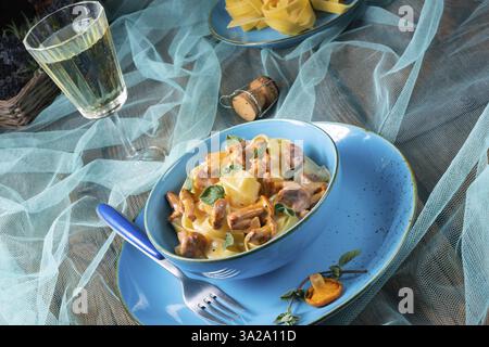 Pappardelle mit Käsesauce und frischen Pfifferlingen Stockfoto