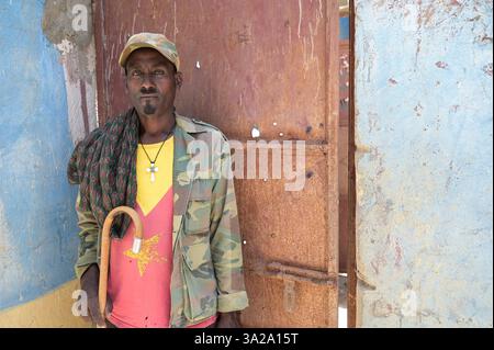 ÄTHIOPIEN, Bezirk Yechila, Dorf SHEWEATE HUGUM, zerstörte Schule während des Tigray-Krieges 2020-2022 zwischen den mit der äthiopischen Bundesregierung und Eritrea verbündeten Kräften und der Tigray Volksbefreiungsfront TPLF, TPLF Fighter / Äthiopien, Tigray, Folgen des Tigray Kriege 2020-2022, Distrikt Yechila, Dorf SHEWEATE HUGUM, zerstörte Schule, Gerse Tadese, Tigrayischer Kämpfer der TPLF, 51 Jahre alt, sein Sohn ist im Krieg gefallen mit 22 Jahren, Gewehr Einschüsse Stockfoto