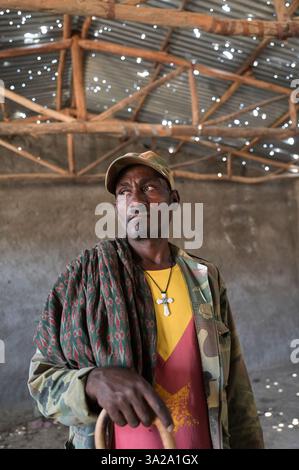ÄTHIOPIEN, Bezirk Yechila, Dorf SHEWEATE HUGUM, zerstörte Schule während des Tigray-Krieges 2020-2022 zwischen den mit der äthiopischen Bundesregierung und Eritrea verbündeten Kräften und der Tigray Volksbefreiungsfront TPLF, TPLF Fighter / Äthiopien, Tigray, Folgen des Tigray Kriege 2020-2022, Distrikt Yechila, Dorf SHEWEATE HUGUM, zerstörte Schule, Gerse Tadese, Tigrayischer Kämpfer der TPLF, 51 Jahre alt, sein Sohn ist im Krieg gefallen mit 22 Jahren, Gewehr Einschüsse Stockfoto