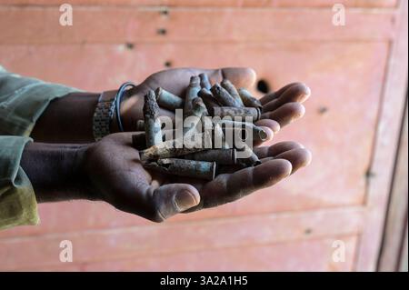 ÄTHIOPIEN, Bezirk Yechila, Dorf SHEWEATE HUGUM, zerstörte Schule während des Tigray-Krieges 2020-2022 zwischen den mit der äthiopischen Bundesregierung und Eritrea verbündeten Kräften und der Tigray Volksbefreiungsfront TPLF, TPLF Kämpfer mit Patronen / Äthiopien, Tigray, Folgen des Tigray Kriege 2020-2022, zerstörte Schule, Gerse Tadese, Tigrayischer Kämpfer der TPLF, 51 Jahre alt, Patronenhüßen Stockfoto