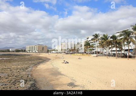 Blick auf Playa Del Reducto in Arrecife. Arrecife ist die Hauptstadt von Lanzarote, einer der spanischen Kanarischen Inseln. Stockfoto