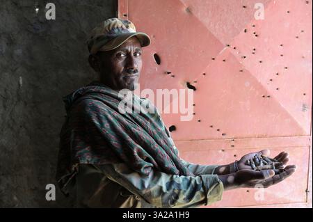 ÄTHIOPIEN, Bezirk Yechila, Dorf SHEWEATE HUGUM, zerstörte Schule während des Tigray-Krieges 2020-2022 zwischen den mit der äthiopischen Bundesregierung und Eritrea verbündeten Kräften und der Tigray Volksbefreiungsfront TPLF, TPLF Kämpfer mit Patronen / Äthiopien, Tigray, Folgen des Tigray Kriege 2020-2022, zerstörte Schule, Gerse Tadese, Tigrayischer Kämpfer der TPLF, 51 Jahre alt, Patronenhüßen Stockfoto