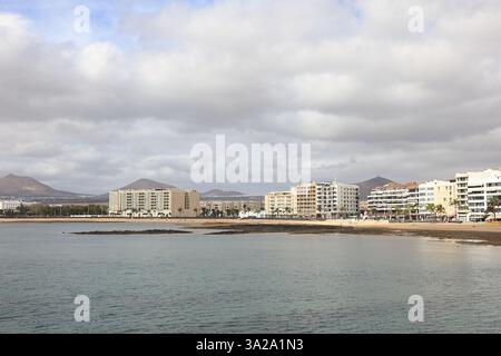 Blick auf Playa Del Reducto in Arrecife. Arrecife ist die Hauptstadt von Lanzarote, einer der spanischen Kanarischen Inseln. Stockfoto
