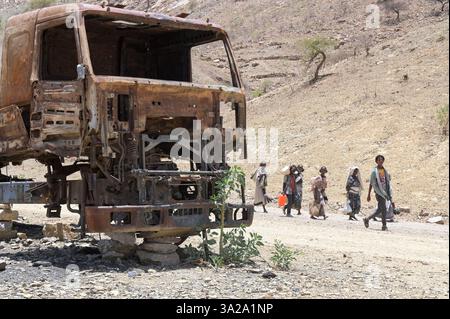 ÄTHIOPIEN, Tigray, Dorf SHEWEATE HUGUM, Tigray war 2020-2022 zwischen den mit der äthiopischen Bundesregierung und Eritrea verbündeten Kräften und der Tigray Volksbefreiungsfront TPLF, zerstörte russische Armeefahrzeuge der eritreischen Truppen / Äthiopien, Tigray, Folgen des Tigray Krieges 2020–2022, im Krieg von der TPLF zerstörte Armeefahrzeuge der eritreischen Truppen Stockfoto