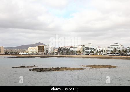 Blick auf Playa Del Reducto in Arrecife. Arrecife ist die Hauptstadt von Lanzarote, einer der spanischen Kanarischen Inseln. Stockfoto