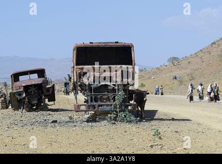 ÄTHIOPIEN, Tigray, Dorf SHEWEATE HUGUM, Tigray war 2020-2022 zwischen den mit der äthiopischen Bundesregierung und Eritrea verbündeten Kräften und der Tigray Volksbefreiungsfront TPLF, zerstörte russische Armeefahrzeuge der eritreischen Truppen / Äthiopien, Tigray, Folgen des Tigray Krieges 2020–2022, im Krieg von der TPLF zerstörte Armeefahrzeuge der eritreischen Truppen Stockfoto