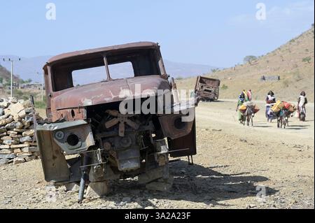 ÄTHIOPIEN, Tigray, Dorf SHEWEATE HUGUM, Tigray war 2020-2022 zwischen Truppen, die mit der äthiopischen Bundesregierung und Eritrea verbündet sind, und der Tigray Volksbefreiungsfront TPLF, zerstörte den russischen Armeefahrzeuge der eritreischen Truppen Ural 4320 / Äthiopien, Tigray, Folgen des Tigray Kriege 2020-2022, im Krieg von der TPLF zerstörte Armeefahrzeuge der eritreischen Truppen Stockfoto