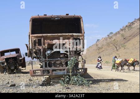 ÄTHIOPIEN, Tigray, Dorf SHEWEATE HUGUM, Tigray war 2020-2022 zwischen den mit der äthiopischen Bundesregierung und Eritrea verbündeten Kräften und der Tigray Volksbefreiungsfront TPLF, zerstörte russische Armeefahrzeuge der eritreischen Truppen / Äthiopien, Tigray, Folgen des Tigray Krieges 2020–2022, im Krieg von der TPLF zerstörte Armeefahrzeuge der eritreischen Truppen Stockfoto