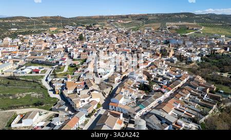 April Drohnenansicht von Salar, Provinz Granada, Andalusien Spanien. Stockfoto