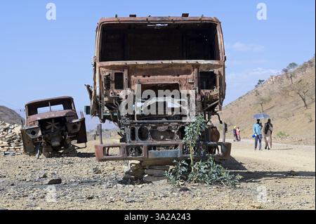ÄTHIOPIEN, Tigray, Dorf SHEWEATE HUGUM, Tigray war 2020-2022 zwischen den mit der äthiopischen Bundesregierung und Eritrea verbündeten Kräften und der Tigray Volksbefreiungsfront TPLF, zerstörte russische Armeefahrzeuge der eritreischen Truppen / Äthiopien, Tigray, Folgen des Tigray Krieges 2020–2022, im Krieg von der TPLF zerstörte Armeefahrzeuge der eritreischen Truppen Stockfoto