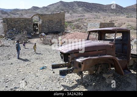 ÄTHIOPIEN, Tigray, Dorf SHEWEATE HUGUM, Tigray war 2020-2022 zwischen Truppen, die mit der äthiopischen Bundesregierung und Eritrea verbündet sind, und der Tigray Volksbefreiungsfront TPLF, zerstörte den russischen Armeefahrzeuge der eritreischen Truppen Ural 4320 / Äthiopien, Tigray, Folgen des Tigray Kriege 2020-2022, im Krieg von der TPLF zerstörte Armeefahrzeuge der eritreischen Truppen Stockfoto