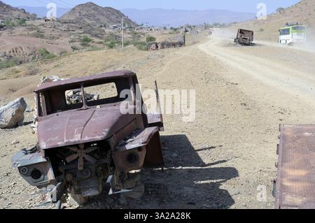 ÄTHIOPIEN, Tigray, Dorf SHEWEATE HUGUM, Tigray war 2020-2022 zwischen Truppen, die mit der äthiopischen Bundesregierung und Eritrea verbündet sind, und der Tigray Volksbefreiungsfront TPLF, zerstörte den russischen Armeefahrzeuge der eritreischen Truppen Ural 4320 / Äthiopien, Tigray, Folgen des Tigray Kriege 2020-2022, im Krieg von der TPLF zerstörte Armeefahrzeuge der eritreischen Truppen Stockfoto