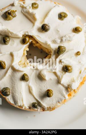 Kapern auf Bagel-Hälfte mit Frischkäseaufstrich Stockfoto