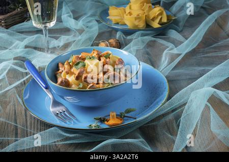Pappardelle mit Käsesauce und frischen Pfifferlingen Stockfoto