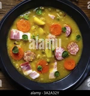 Herzhafte, rustikale Erbsensuppe mit Speck und Wurst Stockfoto