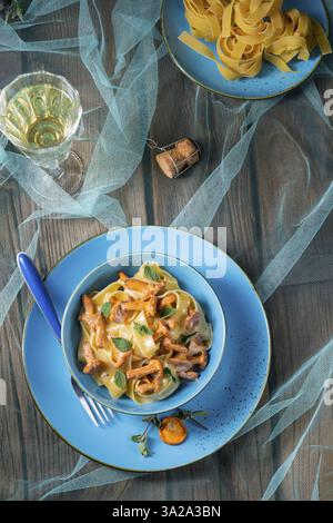 Pappardelle mit Käsesauce und frischen Pfifferlingen Stockfoto