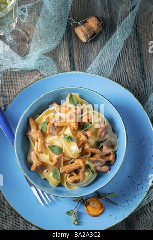 Pappardelle mit Käsesauce und frischen Pfifferlingen Stockfoto