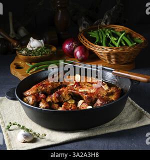 Herzhafte Schweinerippchen mit Knoblauch und Grillsoße Stockfoto