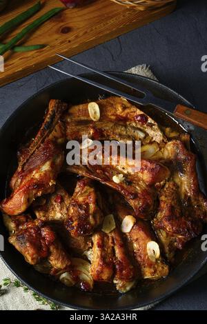 Herzhafte Schweinerippchen mit Knoblauch und Grillsoße Stockfoto