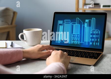 Modellierung von Informationen erstellen. Frau, die drinnen am Laptop arbeitet, Nahaufnahme. Digitales Projekt auf Computerdisplay Stockfoto