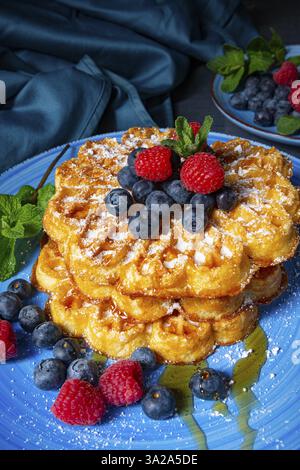 Einfache süße Waffeln mit Himbeeren und Heidelbeeren Stockfoto