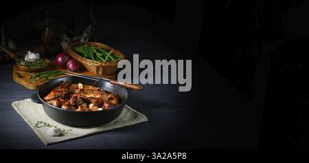 Herzhafte Schweinerippchen mit Knoblauch und Grillsoße Stockfoto