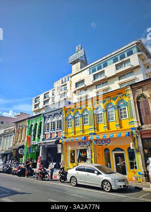 PHUKET TOWN; THAILAND, 24. JANUAR 2025: Bunte Gebäude Phuket Old Town, beliebter touristischer Ort auf Phuket Island in Thailand am 24. Januar 20 Stockfoto