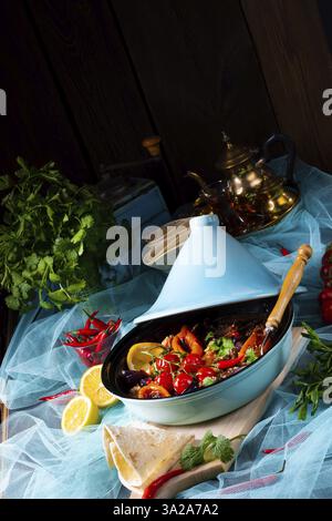 Köstliches, scharfes Rindfleisch, gekocht mit verschiedenen Gemüsesorten in Tagine Stockfoto