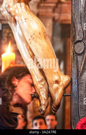Historische Skulptur des Erzengels Raphael in der Kirche San Juan de Dios, Cadiz. Stockfoto
