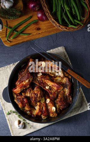Herzhafte Schweinerippchen mit Knoblauch und Grillsoße Stockfoto