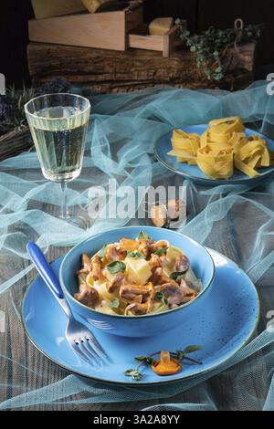 Pappardelle mit Käsesauce und frischen Pfifferlingen Stockfoto