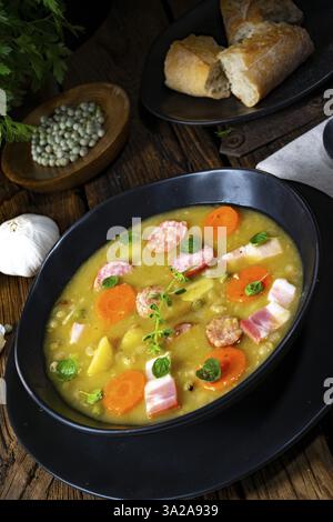 Herzhafte, rustikale Erbsensuppe mit Speck und Wurst Stockfoto
