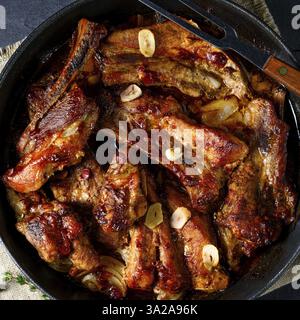 Herzhafte Schweinerippchen mit Knoblauch und Grillsoße Stockfoto