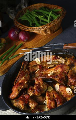 Herzhafte Schweinerippchen mit Knoblauch und Grillsoße Stockfoto