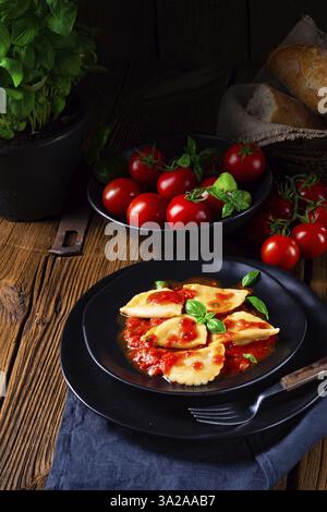 Ravioli alla genovese mit Basilikum und Tomatensauce Stockfoto